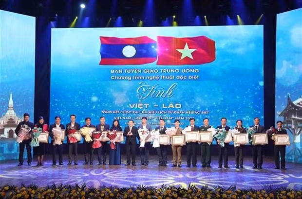 组委会为每个竞赛周获奖者颁奖。