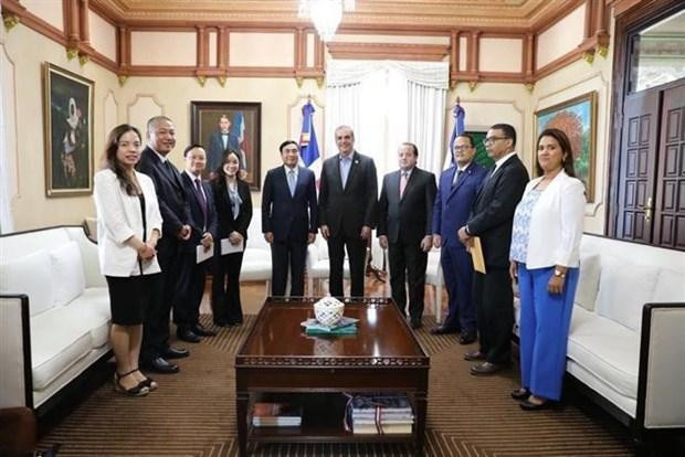 越共代表团礼节性拜会多米尼加总统路易斯·罗道尔夫·阿比纳迪尔。（图片来源：越通社）