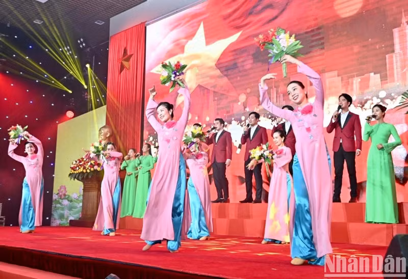 表彰大会上的艺术活动。 表彰大会上的艺术活动。