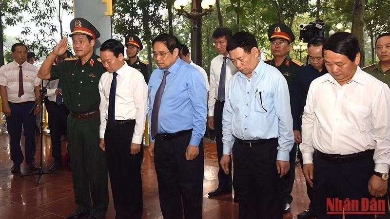 范明正总理在胡志明主席纪念区和英雄烈士国家历史遗址等地敬香。 范明正总理在胡志明主席纪念区和英雄烈士国家历史遗址等地敬香。