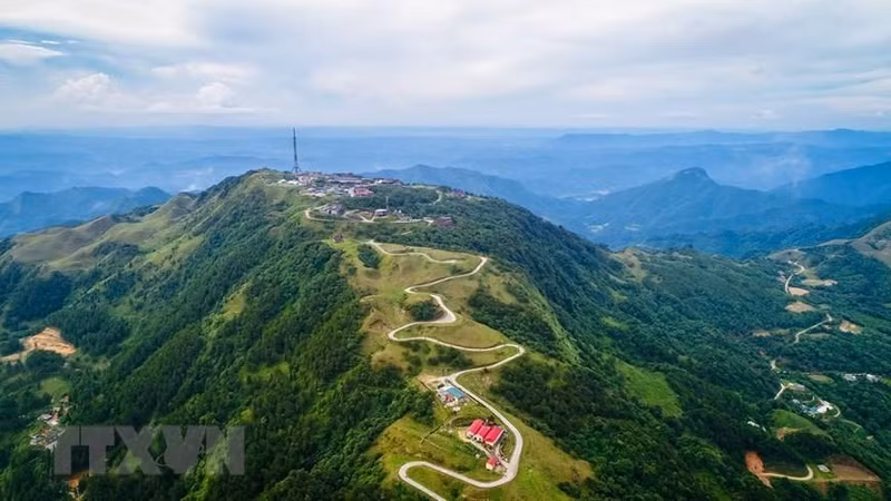 法属时期, 母山山峰是越南北部地区著名旅游区,一年四季气候凉爽宜人。 法属时期, 母山山峰是越南北部地区著名旅游区,一年四季气候凉爽宜人。