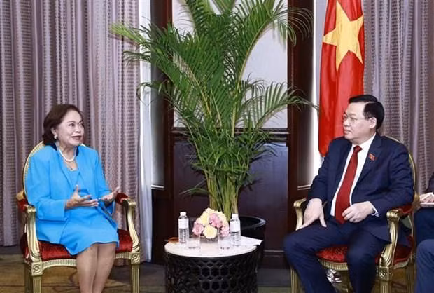 越南国会主席王廷惠会见克拉克经济特区首席执行官。