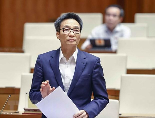 政府副总理武德儋在会议上对国会代表关注的问题作说明。（图片来源：越通社）