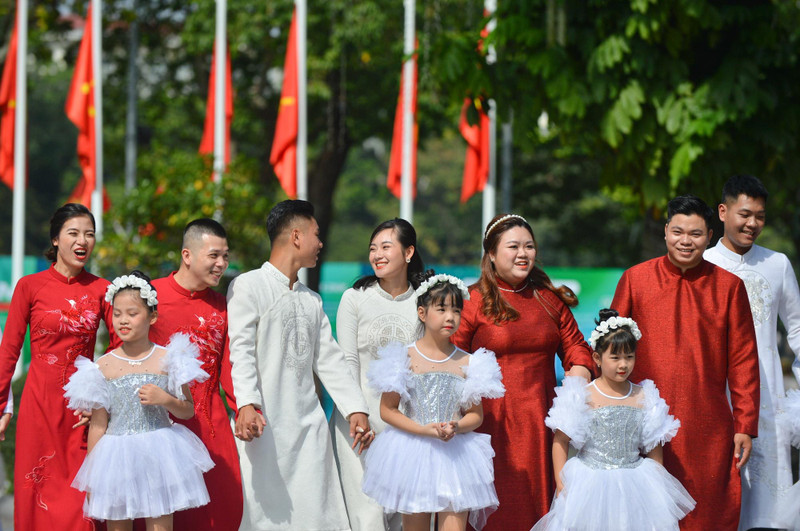 河内市18对新人举办集体婚礼。