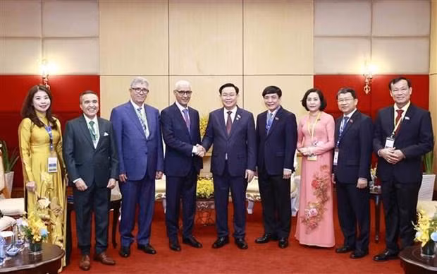 越南国会主席王廷惠会见摩洛哥众议院议长拉希德•塔勒比•阿拉米。