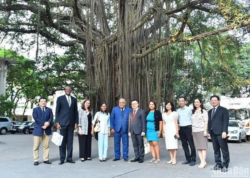 《人民报》社总编辑黎国明与古巴《格拉玛报》社副总编阿林·阿尔贝蒂·洛福特等两个新闻机构代表合影。