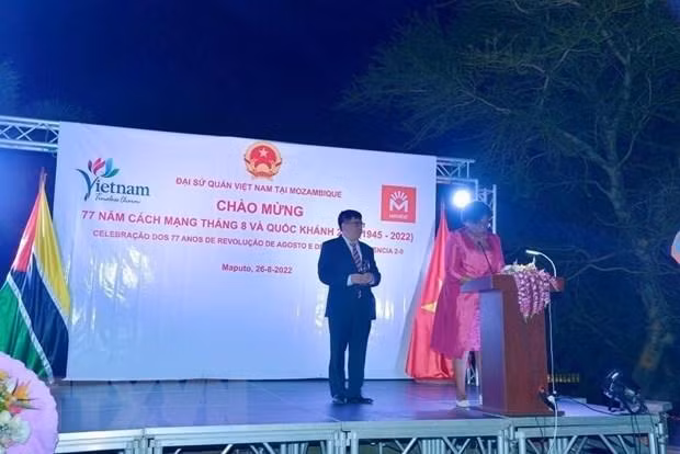 越南驻莫桑比克大使馆与旅居莫桑比克越南人社群就越南八月革命胜利和九·二国庆节77周年举行庆祝典礼。（图片来源：越通社）