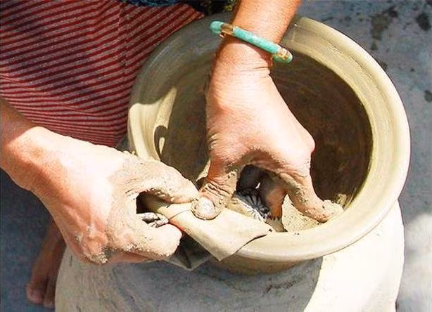 造形后，用毛巾擦亮陶瓷，以增加光滑度。