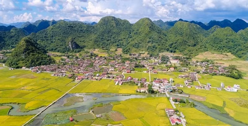 沿着丙一号国道行驶，距离和内160公里，属谅山省北山县的北山镇坐落在山谷里，它被一座一座岩石山拥抱在怀里。北山稻谷的“金季”一般在7月末和11月。