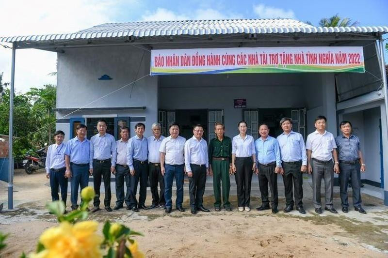 黎国明总编辑与各位代表在抚恤房前合影。