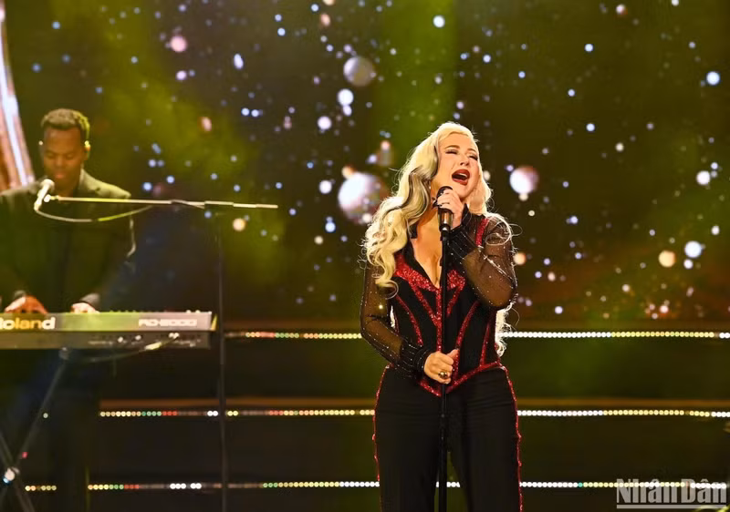 歌手克里斯蒂娜·阿奎莱拉演唱了两首歌曲《Beautiful》和《The Voice》。