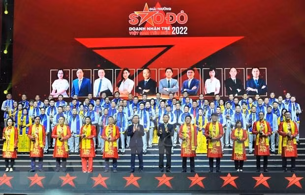 越南10名优秀青年企业家荣获“红星”奖。（图片来源：越通社）