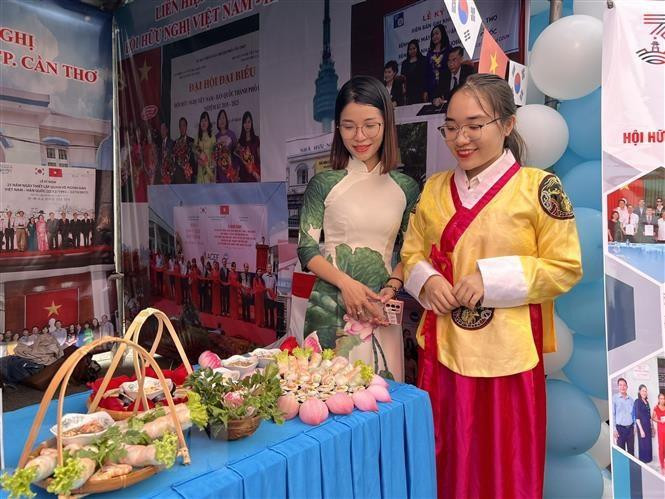 附图：在越韩文化日上推介越南菜肴。（图片来源：越通社）