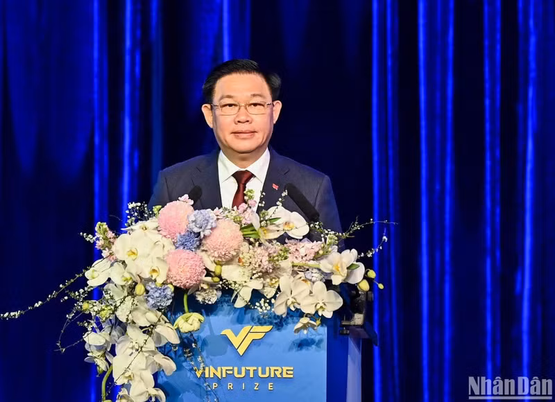 越南国会主席王廷惠在颁奖典礼上发表讲话。