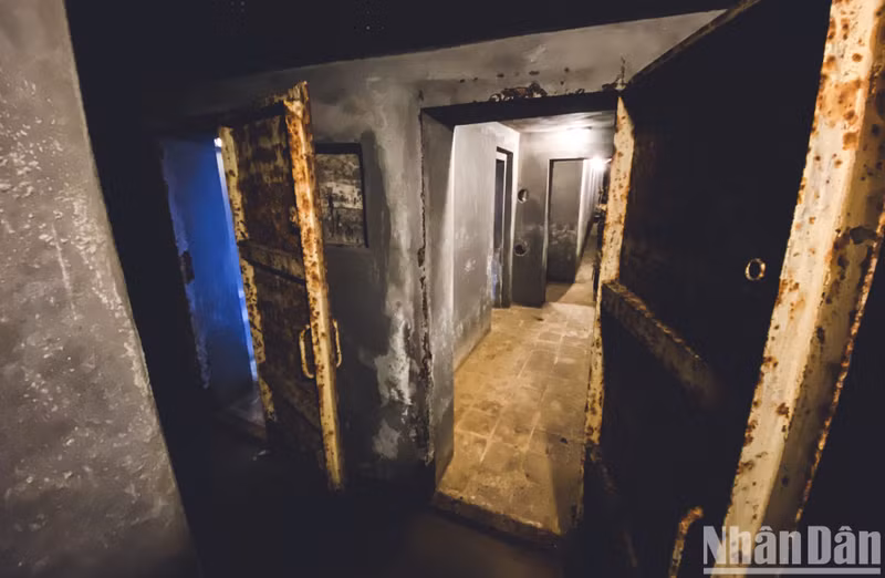 之前，面对日趋激烈的抗美战争，《人民报》编辑部决定在鼓街71号新闻总部紧急修建地下室，以便在任何情况下，“一日不停出版党报”。