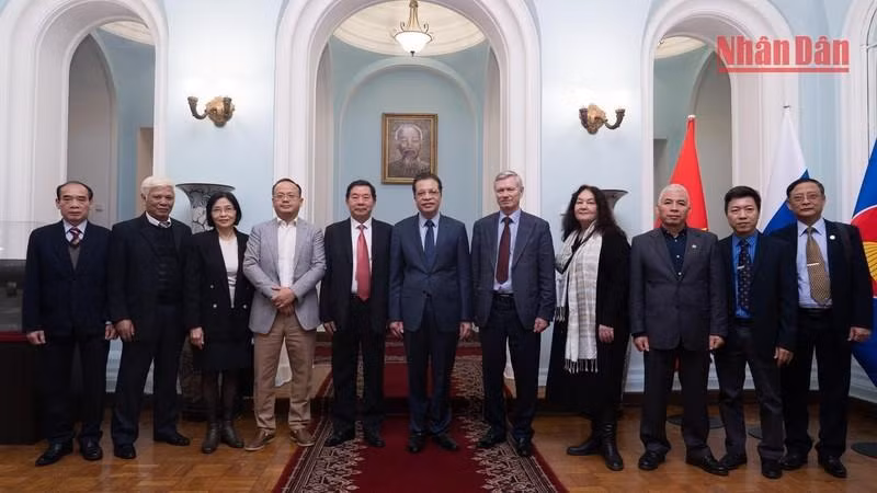越南驻俄罗斯大使邓明魁同各位代表合影留念。