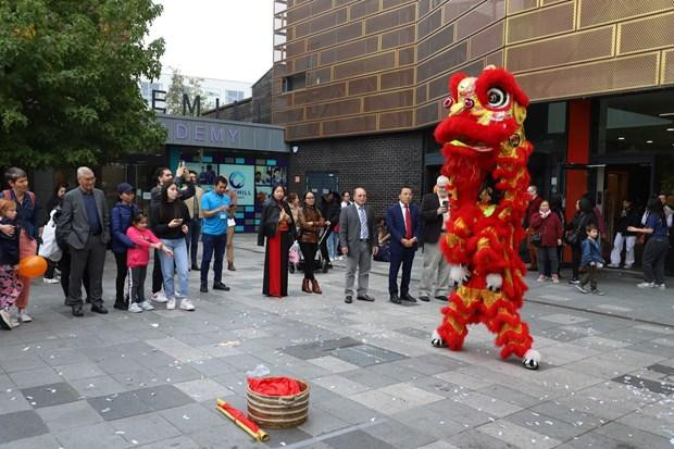 旅英越南人的秋之节亮相英国伦敦。（图片来源：越通社）