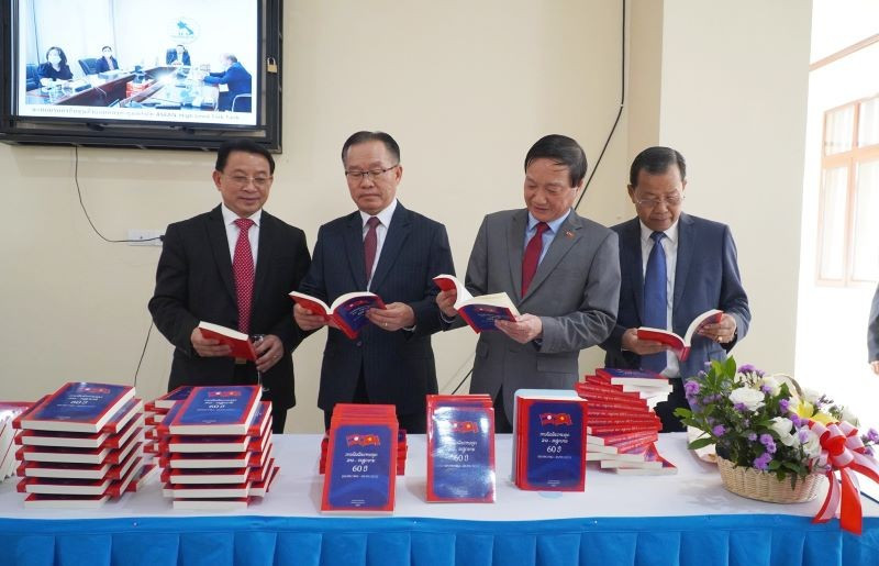 各位代表出席《老越外交关系60年》书籍亮相。