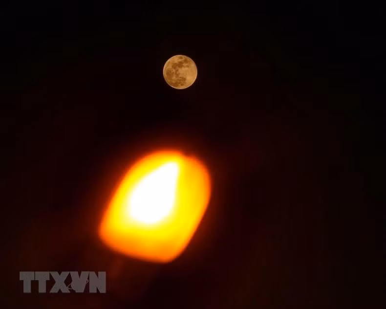 河内天空中的月全食。
