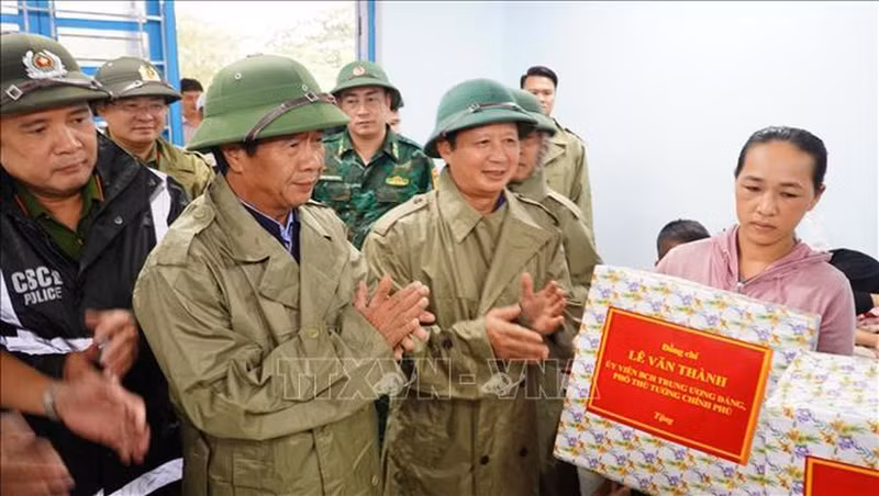 黎文诚副总理向在疏散避风地区的人民赠送慰问品。