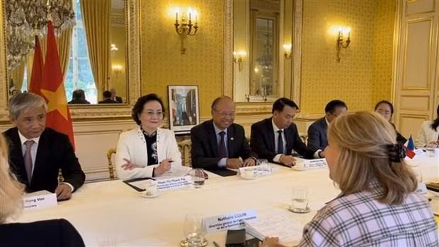 越南内务部部长范氏清茶与法国公共职能与转型部部长斯达尼斯拉斯·盖里尼举行会谈。