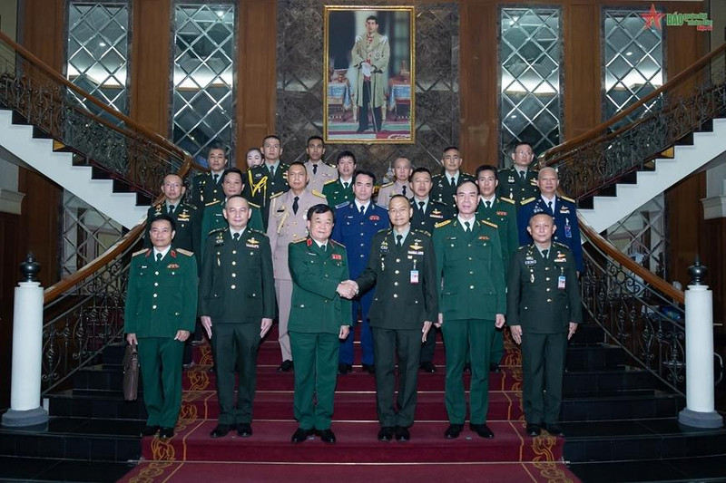 黄春战上将和泰国国防部常务秘书Sanitchanok Sangkachan大将及出席第四次越泰防务政策对话的代表合影。（图片来源：人民军队报）