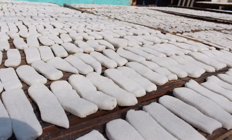 膨饼要晒干约5至6天。