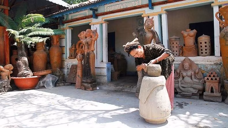 宁顺省宁福县保竹村的陶器制作。