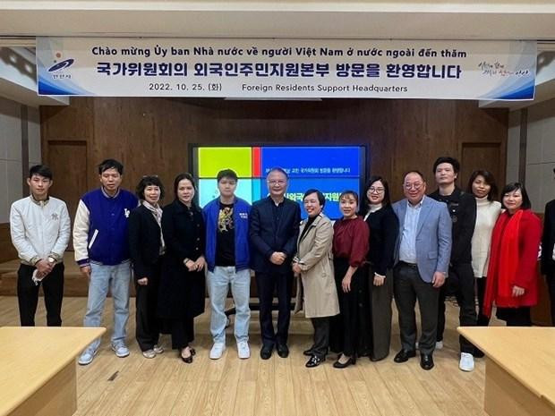 海外越南人国家委员会工作代表团会见在韩越南人社团代表。（图片来源：国际报）