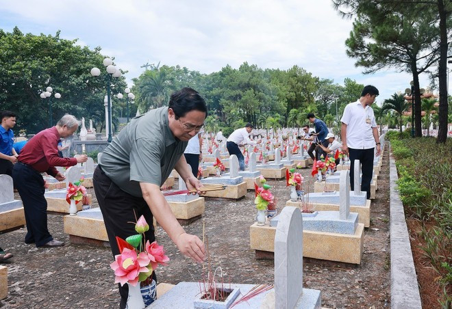 范明正总理率工作代表团前往9号公路国家烈士陵园上香缅怀英烈。 2.jpg
