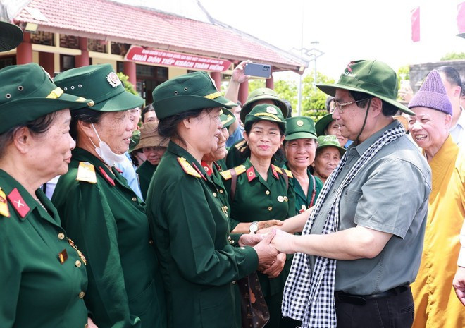 范明正总理在广治古城国家特别遗迹区看望青年突击队员。 3.jpg