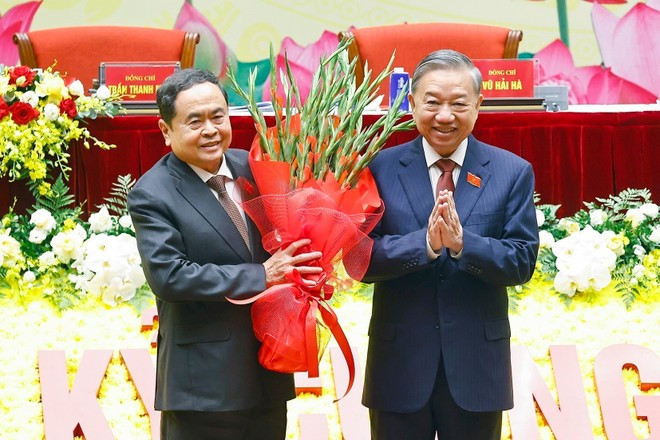 越共中央总书记苏林送花祝贺大会圆满落幕。 2-52.jpg