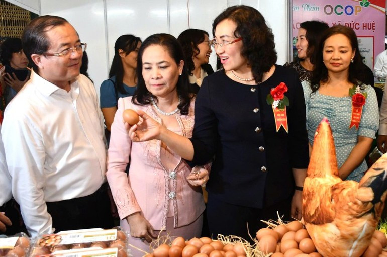 工贸部副部长潘氏胜和西宁省领导人参观展示当地特色产品的展位。。 3.jpg