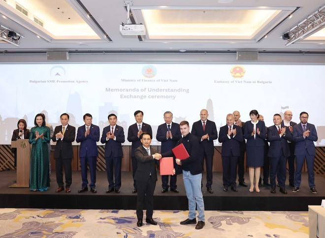 越共中央总书记苏林和保加利亚总统鲁门·拉德夫以及越南高级代表团共同见证了多项合作文件的签署。 2-2280.jpg