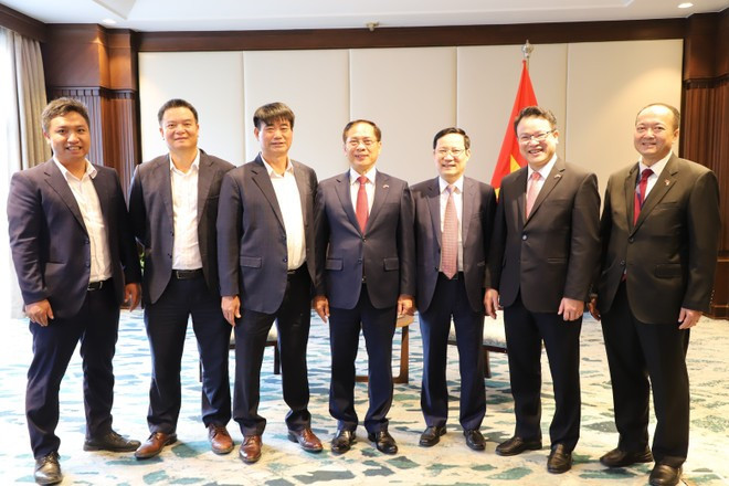 越南政府副总理、外交部长裴青山会见正在埃及投资经营的越南企业——欧洲塑料股份公司领导领导班子。 2-778.jpg