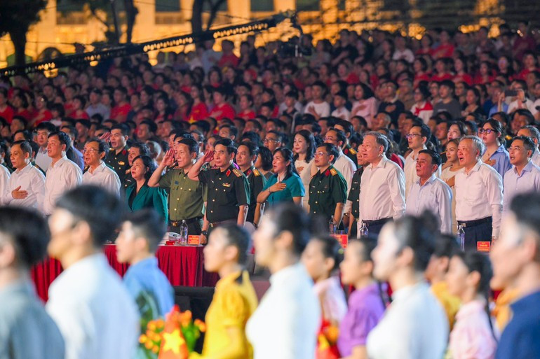 越共中央总书记、中央军委书记苏林,越南政府总理范明正,越南国会主席陈青敏分别在首都河内、顺化市、胡志明市等会场出席活动。 2-6862.jpg