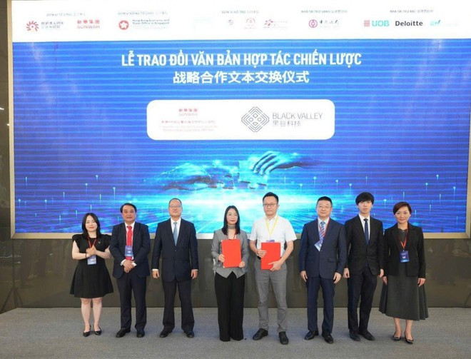 企业代表与河内及胡志明市两中心代表签署合作备忘录。