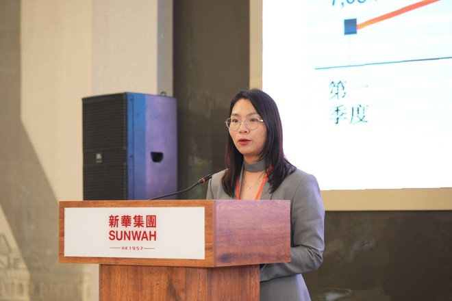 新华·中国企业出海合作中心（河内） 黎秋罗女士，介绍中心使命。