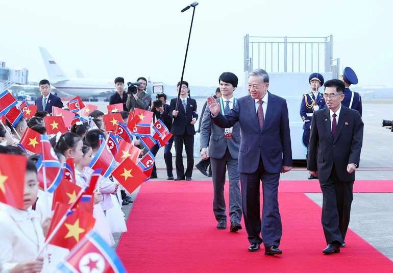 越共中央总书记苏林抵达平壤,开始对朝鲜进行国事访问。 1.jpg