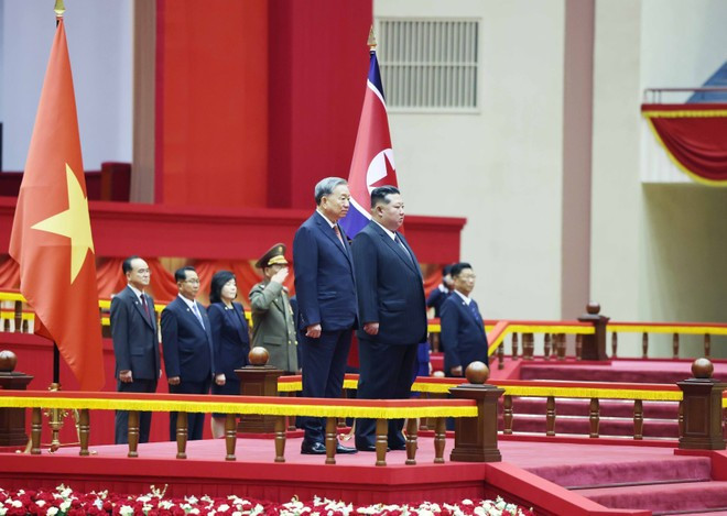 苏林总书记与金正恩总书记登上检阅台。 2.jpg
