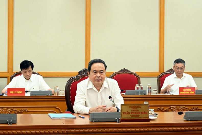 国会主席陈青敏在会议上发表讲话。 1-2367.jpg