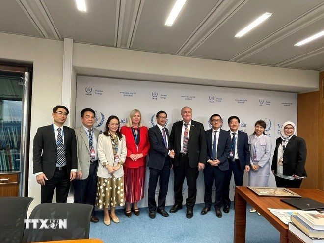越南代表团与国际原子能机构(IAEA)副总干事兼核能部部长米哈伊尔·楚达科夫合影。 2.jpg