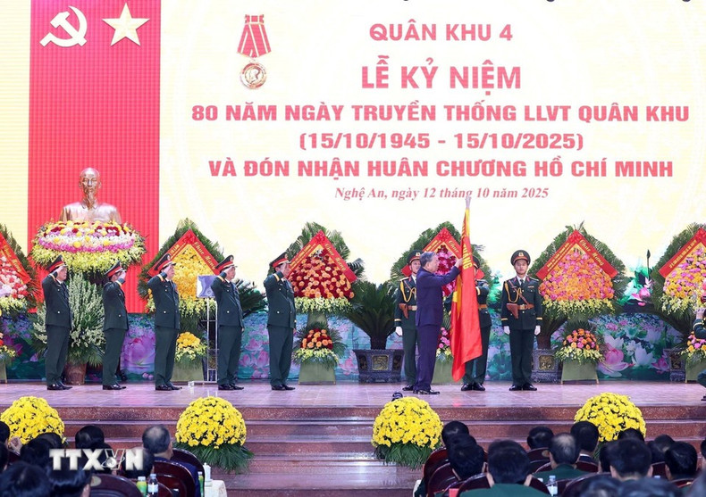 苏林总书记代表党和国家向第四军区武装力量授予胡志明勋章。 2-1589.jpg