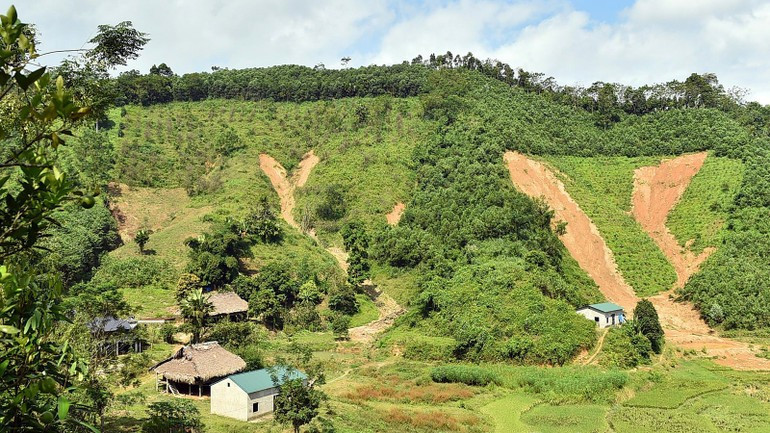 一些山体滑坡对安富乡玉村的居民构成安全威胁。 2-4013.jpg