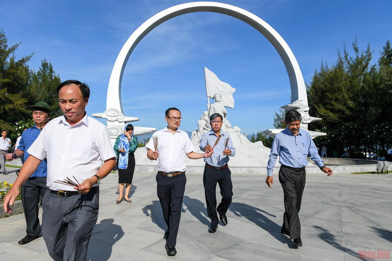 《人民报》社代表团敬香缅怀鬼鹿角礁战士（组图） ảnh 5