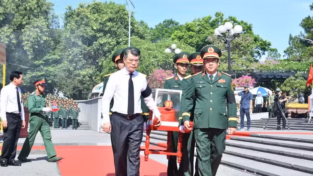 政府总理黎明兴和国防部领导将烈士的遗骸移送至墓地。