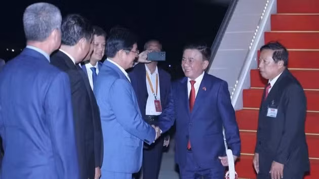 柬埔寨人民党各机关领导到德崇国际机场迎接越共中央书记处常务书记陈锦秀。