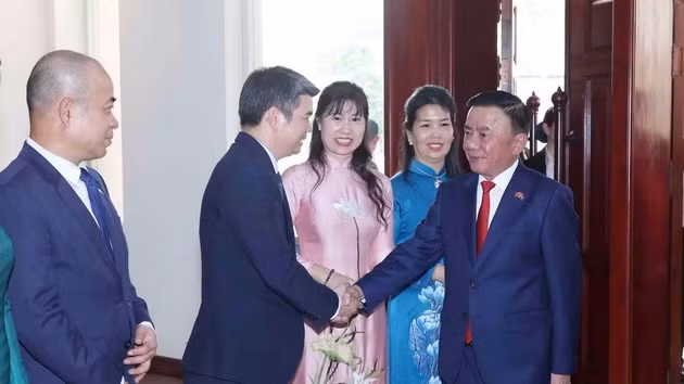 越共中央书记处常务书记陈锦秀走访越南驻老挝大使馆。