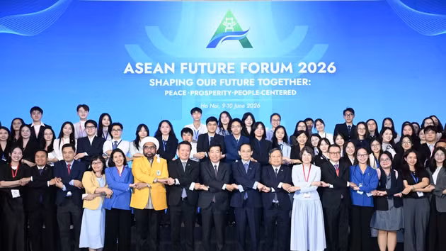 外交部长黎怀忠和各位代表出席2026年东盟未来论坛闭幕式。