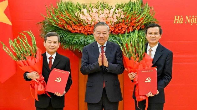 越共中央总书记苏林向黎明智和段明训同志授予中央政治局的决定【组图】